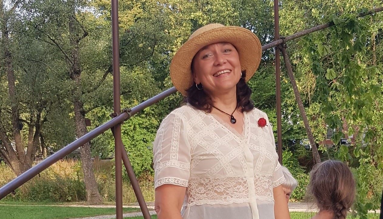 Erzählerin Karin mit Strohhut im Garten Momo in Tuttlingen