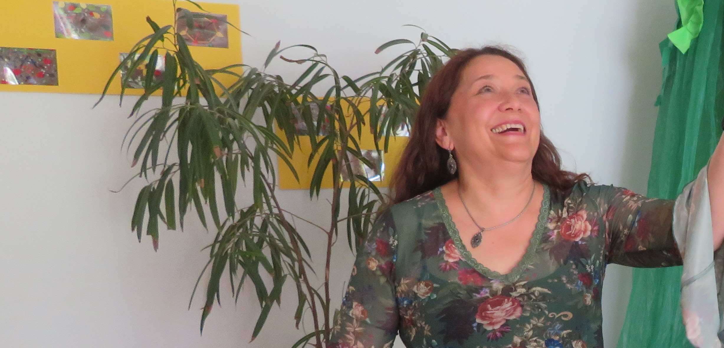 Karin Putz erzählt Geschichten in einem kreativen Innenraum – lebendige Szene mit dekorativem Baum